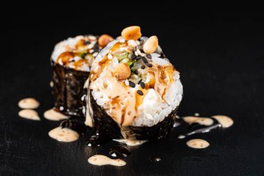 suşi siyah arka plan üzerine yakın çekim