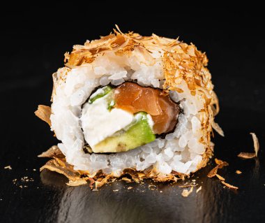 suşi siyah arka plan üzerine yakın çekim