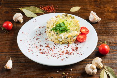 Ahşap arka planda Rus salatası