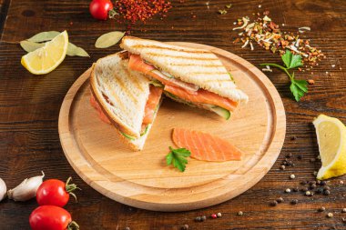 Somon ve sebzeli lezzetli sandviç.