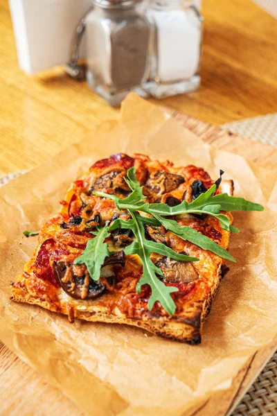 Stück Italienische Pizza Der Pizzeria Aus Nächster Nähe — Stockfoto