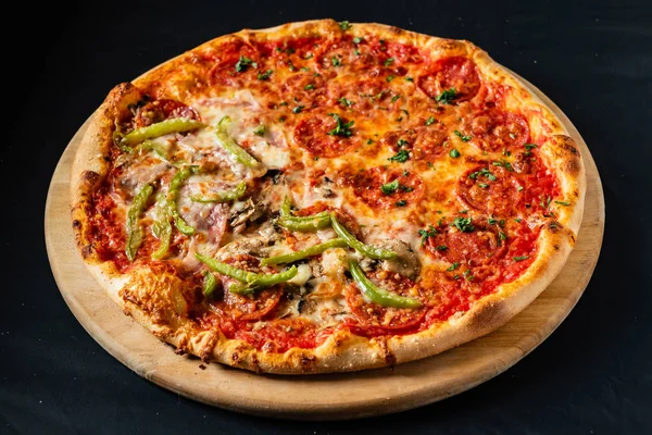 Pizza Den Svarta Bakgrunden Närbild — Stockfoto