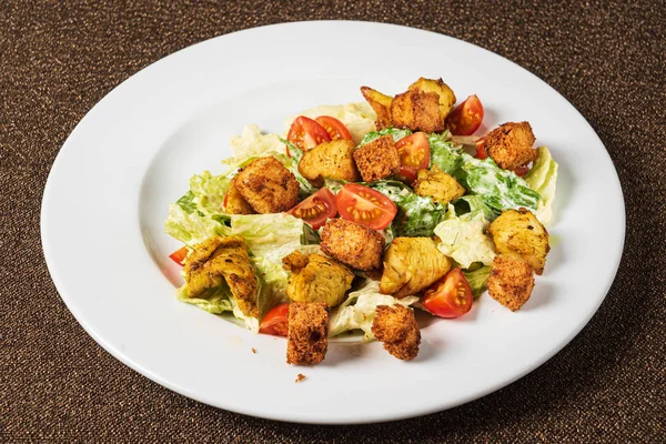 Cäsar Salat Auf Dem Weißen Teller Nahaufnahme — Stockfoto