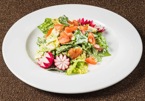 Salada Com Legumes Frescos Prato Branco — Fotografia de Stock