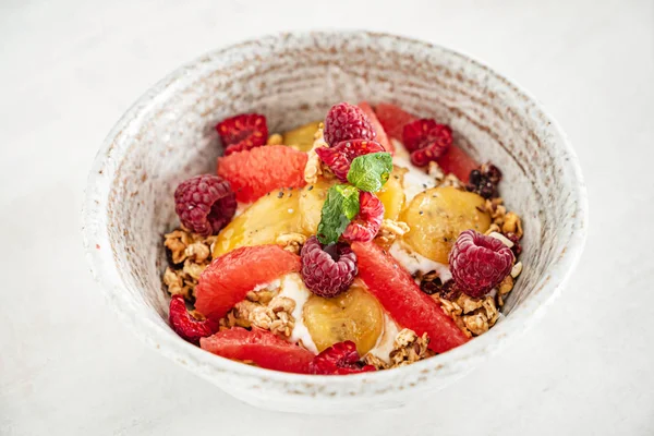 Granola Con Plátano Frambuesas Cerca — Foto de Stock