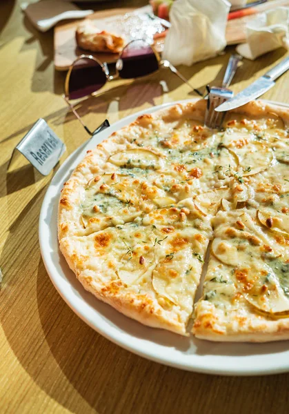 Vrouw Pizza Eten Het Café — Stockfoto