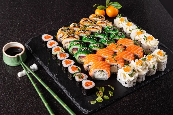 Sushi Conjunto Fondo Negro Cerca —  Fotos de Stock