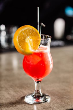 kokteyl barda, yakın çekim