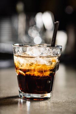 kokteyl barda, yakın çekim