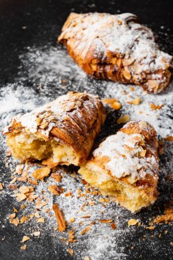 Siyah arka plan üzerine Bademli kruvasan