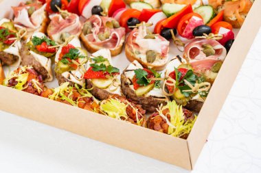 Kutuda Noel mezeleri, yakın