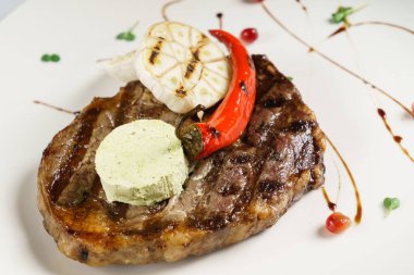 Acı kırmızı biberli biftek, yakın çekim.