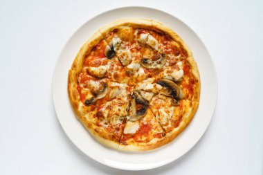 Beyaz arka planda lezzetli bir pizza, yakın plan.