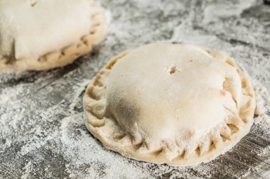 Ördekle etli börek, öğle yemeği için, yakın çekim.