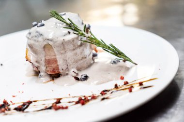 Bitki ve sebzeli dana rostosu