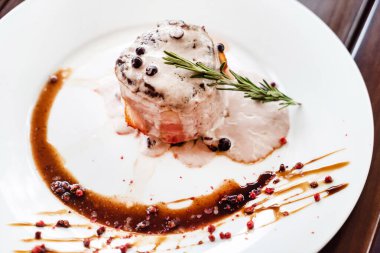 Bitki ve sebzeli dana rostosu