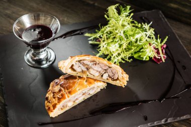 Ördekle etli börek, öğle yemeği için, yakın çekim.