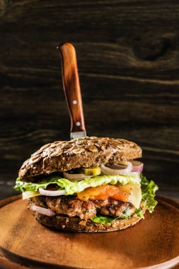 Çavdar ekmekli lezzetli burger, yakın çekim.