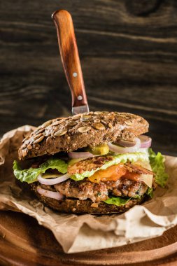 Çavdar ekmekli lezzetli burger, yakın çekim.
