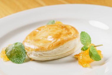 Portakal reçelli elmalı turta.