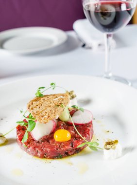 Yumurta ve turplu tartar, yakın çekim.