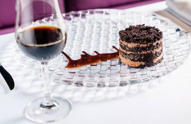 Lokantada şeri ile çikolatalı pasta