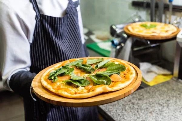 Koch Mit Leckerer Pizza Der Hand — Stockfoto