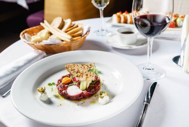 Yumurta ve şaraplı biftek tartar.