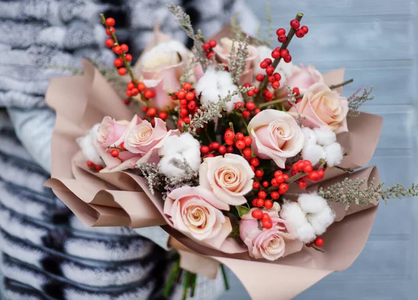 Bouquet Agradável Nas Mãos Mulher — Fotografia de Stock