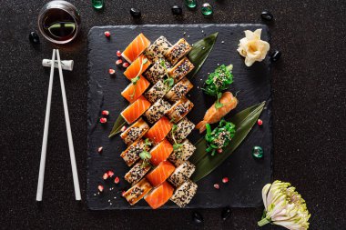 Siyah arka planda lezzetli suşi.