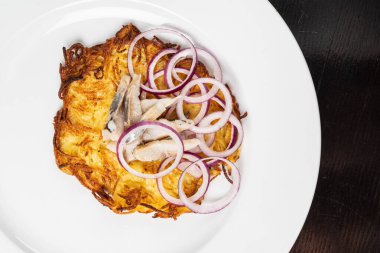 patates pancake beyaz plaka üzerinde, yakın yukarı