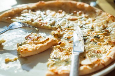 Gorgonzola ve armutlu pizza, yakın çekim.