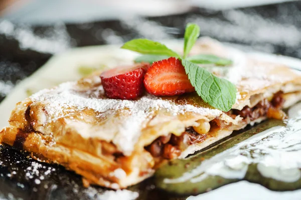 Äpple Strudel Med Vaniljkräm Närbild — Stockfoto