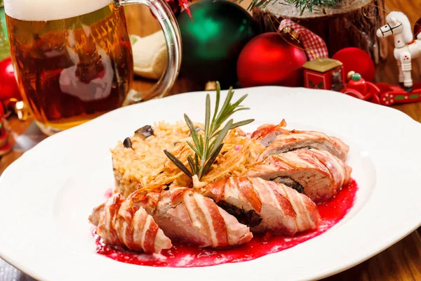 Würstchen Mit Kohl Auf Dem Weihnachtstisch — Stockfoto