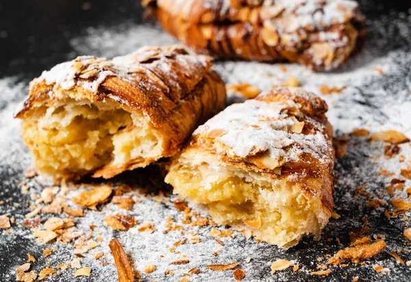 Croissants Con Almendras Sobre Fondo Negro — Foto de Stock