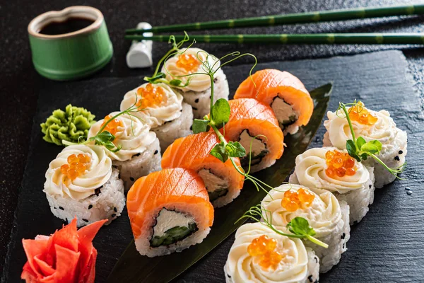 Delicioso Sushi Sobre Fondo Negro —  Fotos de Stock