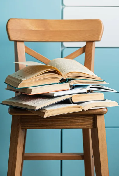 Kitaplar Ahşap Sandalyede Kapatın — Stok fotoğraf