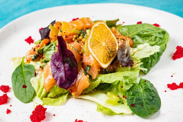 Ensalada Con Salmón Espinacas Cerca — Foto de Stock