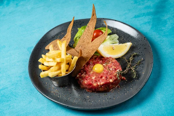 Tártaro Carne Com Gema Ovo Batatas Fritas — Fotografia de Stock