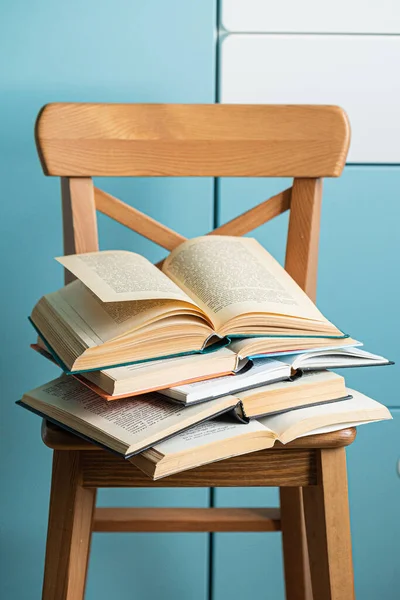 Kitaplar Tahtadan Sandalyede — Stok fotoğraf