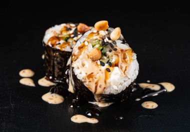 suşi siyah arka plan üzerine yakın çekim