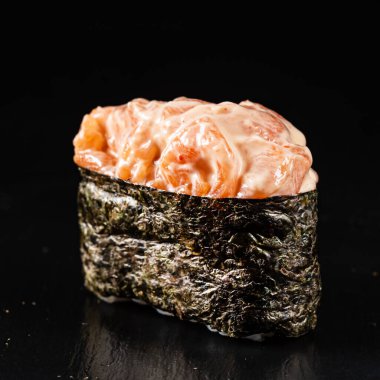 suşi siyah arka plan üzerine yakın çekim