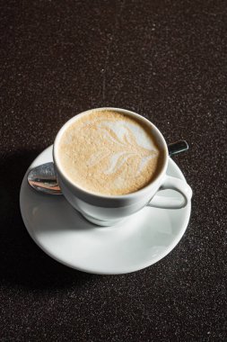 Siyah arkaplanda kapuçino, kapat.