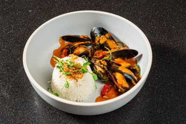 Pirinçli ve soslu midye, yakın çekim.