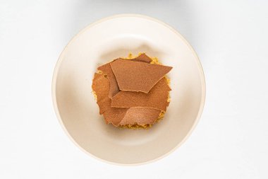 Beyaz tabakta yaratıcı bir tatlı, kapat.