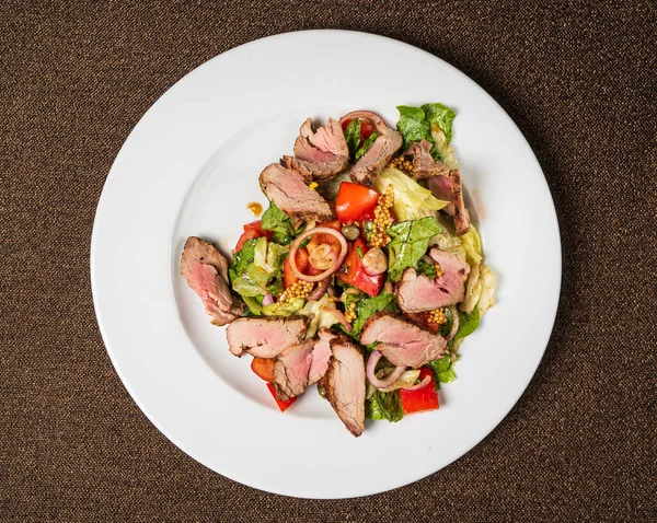 Salade Met Rundvlees Groenten Close — Stockfoto