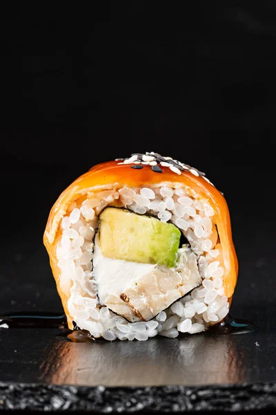 Sushi Černém Pozadí Zblízka — Stock fotografie