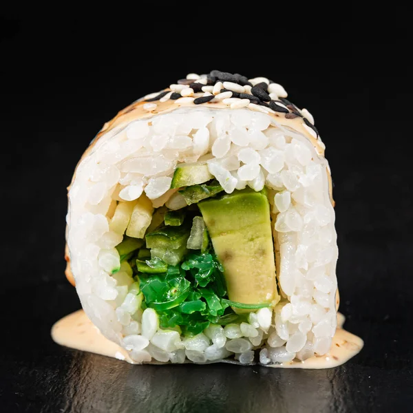 Sushi Černém Pozadí Zblízka — Stock fotografie