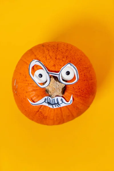 Organic Pumpkin Face Yellow Background — Stock Photo, Image