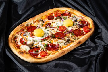 Yumurtalı ve sosisli pizza, yakın çekim.